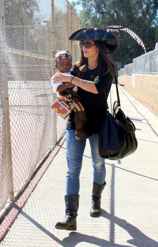 Illustration for article titled Sandra Bullock & Baby Louie Steal Cutest Pirate Title
